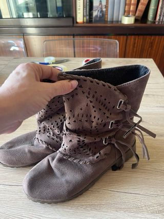 Stivaletti donna con zip e dettagli traforati