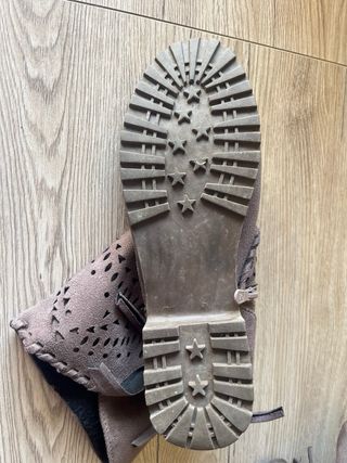 Stivaletti donna con zip e dettagli traforati