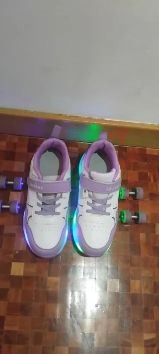 Zapatillas con ruedas y luces LED
