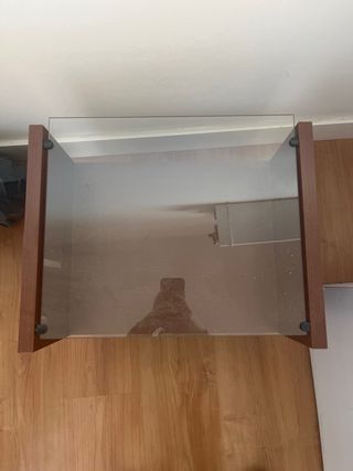 Mesa de madera y cristal
