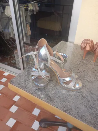 Sandalias plateadas de tacón