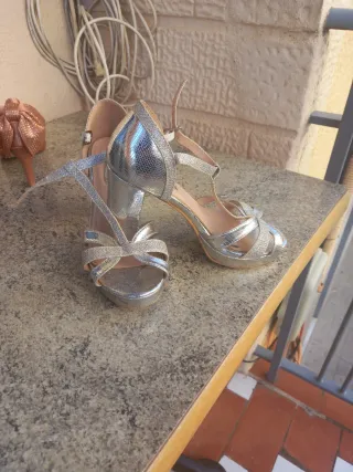 Sandalias plateadas de tacón