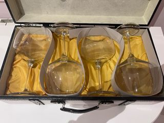 Maleta vintage con copas de bohemia