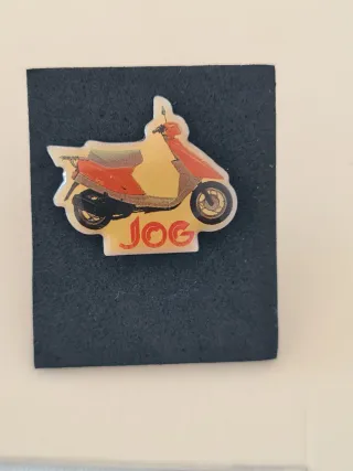Pin Yamaha Jog Scooter Rojo