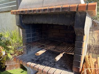 Barbacoa de piedra y ladrillo