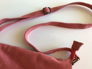 Bolso de piel rosa con flecos de adorno/chachuelas