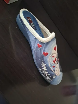 Zapatillas de casa azules con corazones
