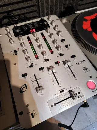 Mixer DJ Gemini FX-7000 con sezione effetti DSP