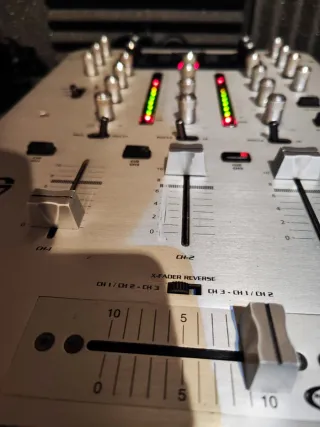 Mixer DJ Gemini FX-7000 con sezione effetti DSP