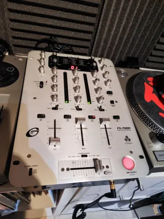 Mixer DJ Gemini FX-7000 con sezione effetti DSP