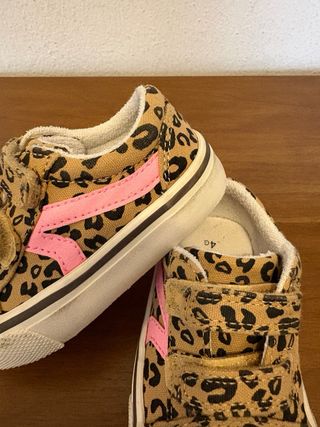 Sneakers bambina Tg 20.5 con strappo