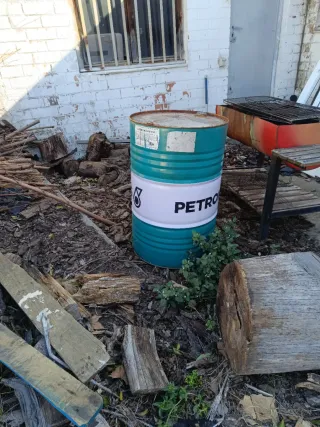 Bidón metálico verde Petronas para barbacoa