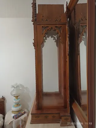 Hornacina de madera con detalles góticos