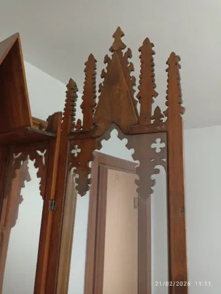 Hornacina de madera con detalles góticos
