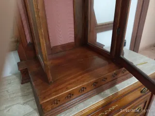 Hornacina de madera con detalles góticos