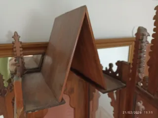 Hornacina de madera con detalles góticos