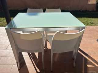 Mesa de cristal y 4 sillas.