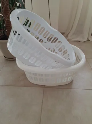 Ceste per biancheria in plastica bianca