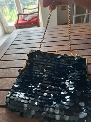 Pochette elegante con paillettes nere