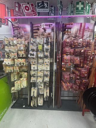 Expositor accesorios cortina metal madera.