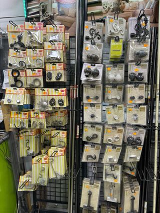 Expositor accesorios cortina metal madera.