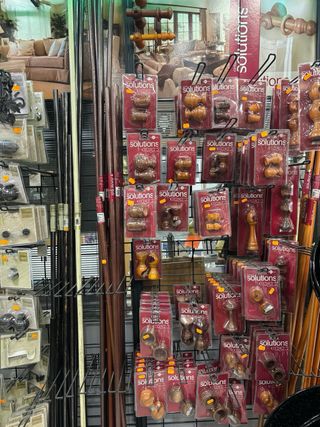 Expositor accesorios cortina metal madera.