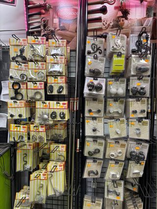 Expositor accesorios cortina metal madera.