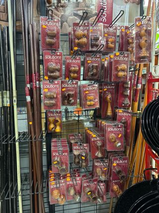 Expositor accesorios cortina metal madera.