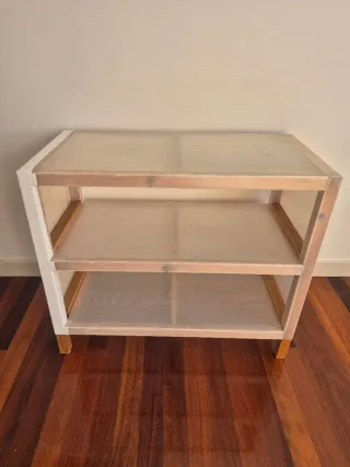 Estantería de madera y plástico con 2 baldas