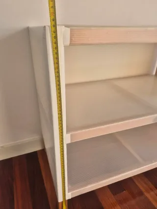 Estantería de madera y plástico con 2 baldas