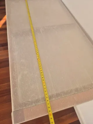 Estantería de madera y plástico con 2 baldas