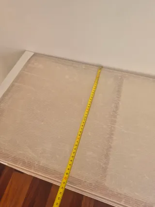 Estantería de madera y plástico con 2 baldas