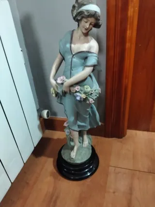 Figura de mujer con flores
