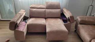 Sofá moderno color piedra con patas cromadas.