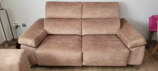 Sofá moderno color piedra con patas cromadas.