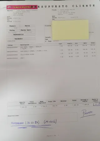 Sofá moderno color piedra con patas cromadas.