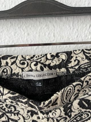 Falda Bershka volante y estampado