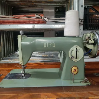 Máquina de coser Alfa con pedal a motor.