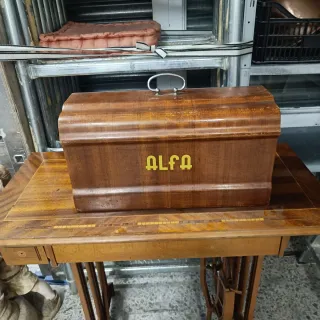 Máquina de coser Alfa con pedal a motor.