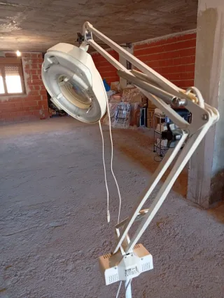 Lupa de estética con brazo articulado