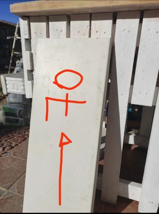 Alféizar de piedra beige y blanco