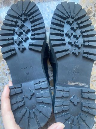 Mocasines negros con hebilla dorada