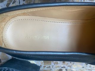 Mocasines negros con hebilla dorada