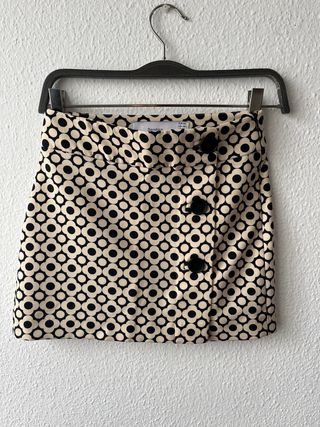 Falda Bershka flores beige y negra