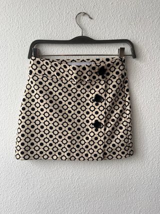 Falda Bershka flores beige y negra