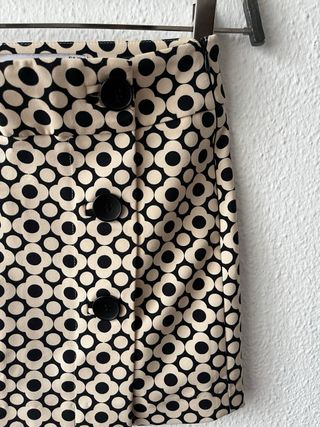 Falda Bershka flores beige y negra