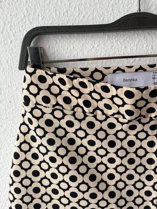 Falda Bershka flores beige y negra