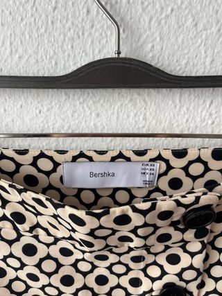 Falda Bershka flores beige y negra