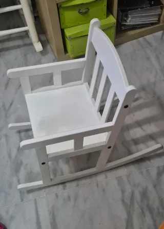 Mecedora infantil de madera blanca
