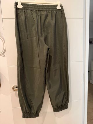 Pantalón ancho Zara verde oliva